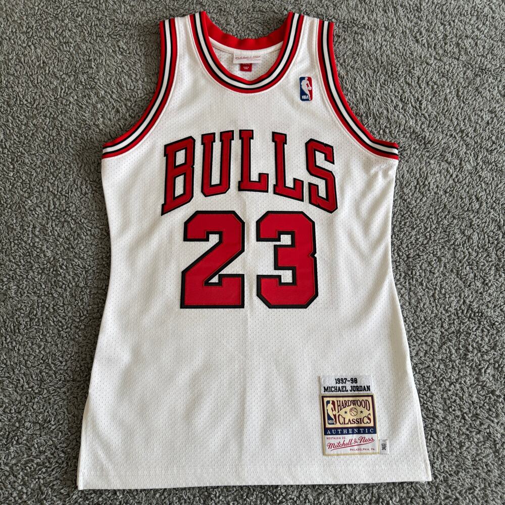 100% Authentic Mitchell & Ness Michael Jordan NBA Chicago Bulls 97-98 Jersey 36